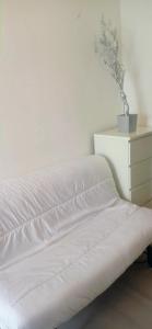 una cama blanca sentada junto a un tocador blanco en Villa corse en Sartène