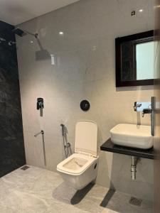een badkamer met een toilet en een wastafel bij Mount Abu Hill Villa in Mount Ābu