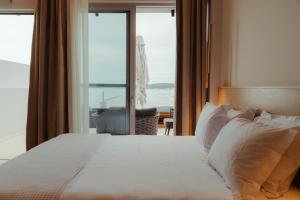 Postel nebo postele na pokoji v ubytování Limanaki Hotel