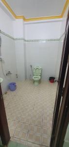 芹苴的住宿－An Bình 66，一间带卫生间的浴室和瓷砖地板。