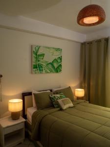 um quarto com uma cama com dois candeeiros em Sutton Place Hotel em Roseau