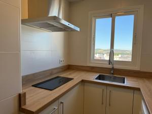 a kitchen with a sink and a window at Apartamento Las Teresas Khalifa in Córdoba