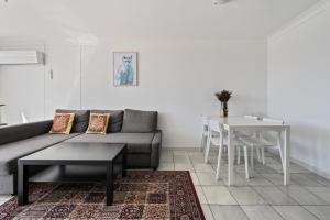 - un salon avec un canapé et une table dans l'établissement Private Room in a City Centre Duplex Apartment -1, à Canberra