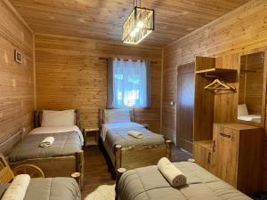 Chambre avec 3 Lits dans une cabane en rondins dans l'établissement 'Gurra Family' Guesthouse, à Theth