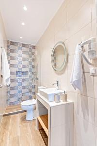 un bagno bianco con lavandino e WC di MARY DUKE apartment a Nikiti