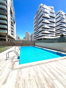 バレンシアにあるGrupoGonza - SUPERB DÚPLEX with Pool & Garageの高層建築の屋上スイミングプール