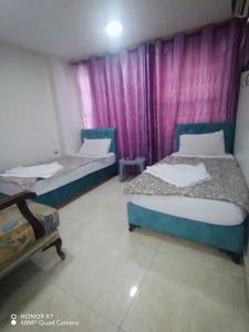 Farah Plaza Hostel &Hotel Apartments tesisinde bir odada yatak veya yataklar