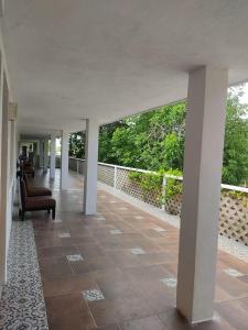 Rõdu või terrass majutusasutuses Hotel Puerta Chichen