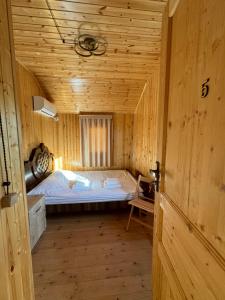Postel nebo postele na pokoji v ubytování Hotel Okatsia სასტუმრო ოკაცია