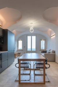 una cucina e un soggiorno con tavolo e sedie di Appartamento - Mondovì a Mondovì