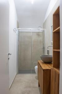 bagno con doccia in vetro e lavandino di Appartamento - Mondovì a Mondovì