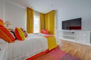 TV a/nebo společenská místnost v ubytování Prime Location Seaview Lux Apartment