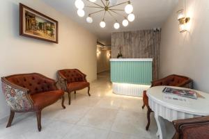 a waiting room with chairs and a table and a shower at Classio Hotel Kadıköy in Istanbul