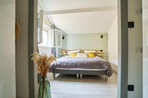 a bedroom with a bed and a vase with flowers at Maison de ville moderne climatisée avec piscine in Morières-lès-Avignon +28 photos