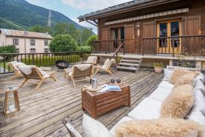 eine große Terrasse mit Gartenmöbeln und ein Haus in der Unterkunft Chalet Ski & in out - Flegere - Free Parking in Chamonix-Mont-Blanc