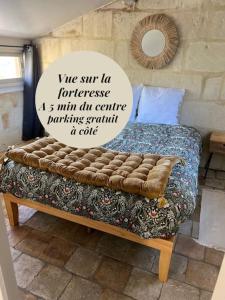 ein Schlafzimmer mit einem Bett mit einem Schild drauf in der Unterkunft La tour de l Horloge, appt typique à 500m du château in Chinon