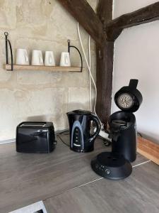 eine Küchentheke mit Kaffeemaschine und Toaster in der Unterkunft La tour de l Horloge, appt typique à 500m du château in Chinon