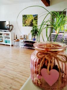 un tarro de cristal con un corazón rosa en la sala de estar en Urlaub beim Winzer, en Klingenmünster
