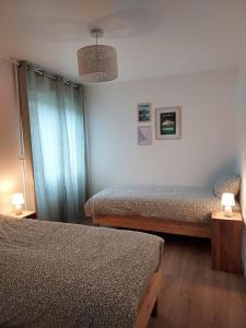 Ένα ή περισσότερα κρεβάτια σε δωμάτιο στο Grand appartement 2 chambres Calme Parking