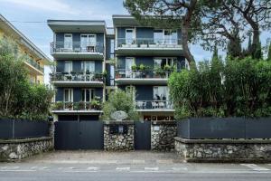 an apartment building with plants in front of it at Catullo 18 Apartment, Lago Di Garda, Jacuzzi in Desenzano del Garda