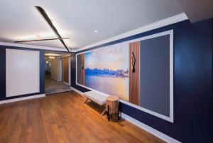 une chambre avec un banc et un grand tableau sur le mur dans l'établissement JW Marriott The Rosseau Muskoka Resort & Spa, à Minett