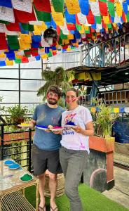 een man en een vrouw die onder een kleurrijke tent staan bij Yog Hostel in Kathmandu