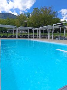 uma grande piscina com água azul em Palazzo de' Farrocco em Cerro al Volturno