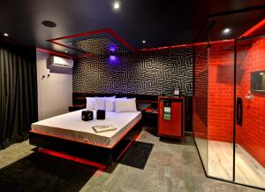 a bedroom with a bed and a glass shower at Point Motel 2 in São José dos Campos