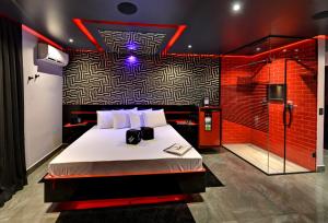 a bedroom with a large bed and a shower at Point Motel 2 in São José dos Campos