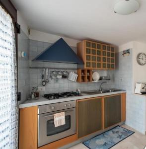 uma cozinha com um fogão e um lavatório em L' Infinito dei Sassi em Matera