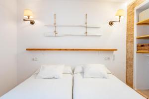 Ein Bett oder Betten in einem Zimmer der Unterkunft Marina Ses Covetes