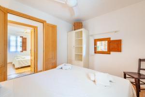 Ein Bett oder Betten in einem Zimmer der Unterkunft Marina Ses Covetes