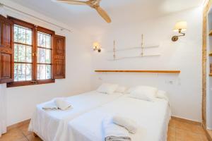 Ein Bett oder Betten in einem Zimmer der Unterkunft Marina Ses Covetes