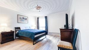 Un dormitorio con una cama y un televisor. en Commons Inn, en Halifax