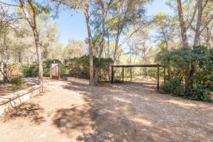 Ein Garten an der Unterkunft Marina Ses Covetes
