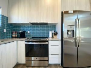 Köök või kööginurk majutusasutuses Timber & Tin E 2Bed 2Bath w Pool & Rooftop Deck