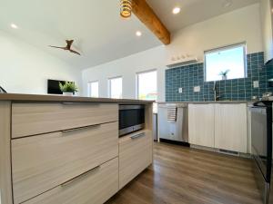 Köök või kööginurk majutusasutuses Timber & Tin E 2Bed 2Bath w Pool & Rooftop Deck