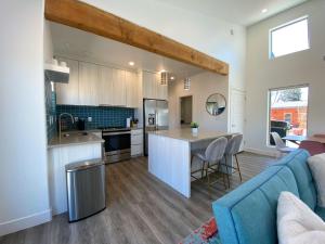 Köök või kööginurk majutusasutuses Timber & Tin E 2Bed 2Bath w Pool & Rooftop Deck