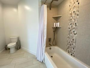 Vannituba majutusasutuses Timber & Tin E 2Bed 2Bath w Pool & Rooftop Deck