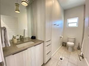 Vannituba majutusasutuses Timber & Tin E 2Bed 2Bath w Pool & Rooftop Deck
