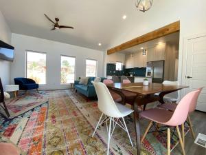 Köök või kööginurk majutusasutuses Timber & Tin E 2Bed 2Bath w Pool & Rooftop Deck