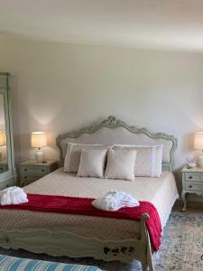 a bedroom with a bed with two towels on it at Tenuta Le Mandorlaie, Agriturismo in Scansano in Scansano