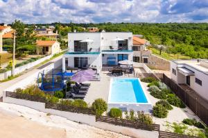 Piscine de l'établissement Villa Angie with Heated Pool ou située à proximité