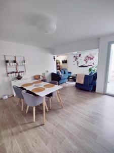 a living room with a table and some chairs at Appartement 2 chambres Lille - proche du métro in Lille