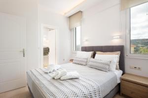 Posteľ alebo postele v izbe v ubytovaní Keano Villa, with Pool & BBQ, Ping Pong, Playground, By ThinkVilla