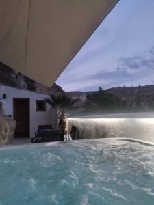 bañera de hidromasaje con vistas al agua en COVES DEl XUQUER, en Jorquera