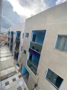 fachada de un edificio con ventanas azules en Hoje Apartamentos, en Feira de Santana