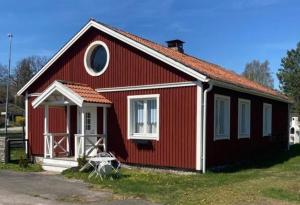 a red house with a white door and a window at Blankaholm 1 nära marinan in Blankaholm