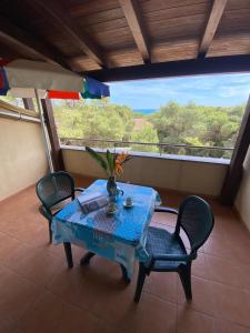 una mesa y sillas en un balcón con vistas en Jonio Vacanze Residence, en Castellaneta Marina