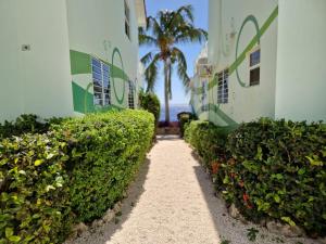 Um jardim no exterior de Apartment "Always SUNday", Lagoon Ocean Resort